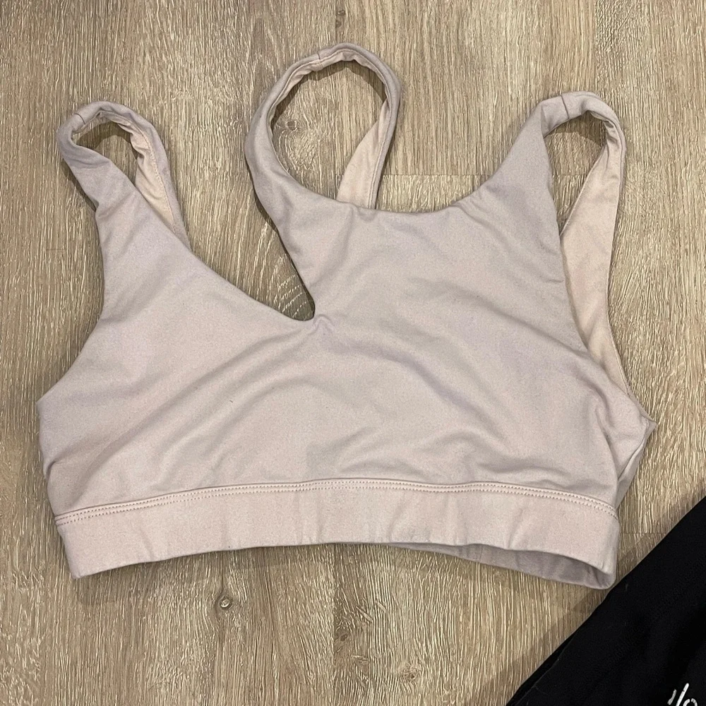Alo 7/8 High Waist Moto Leggings & Peak Sports Bra Set - Picture 8 of 11